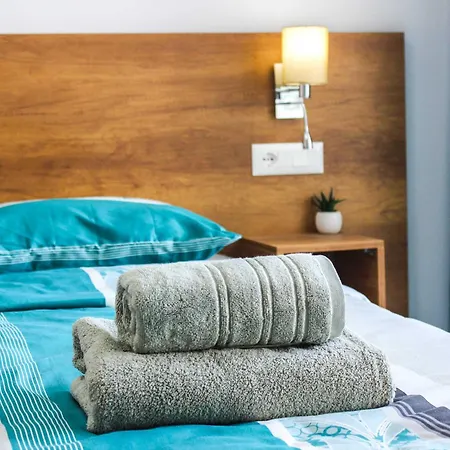 1 Bedroom 1330 *