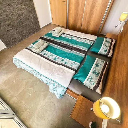 1 Bedroom 1330 Apartament